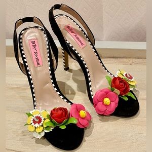 🌸 🎉 Host Pick 🎉 🌸 Betsey Johnson Brena Flower Heels